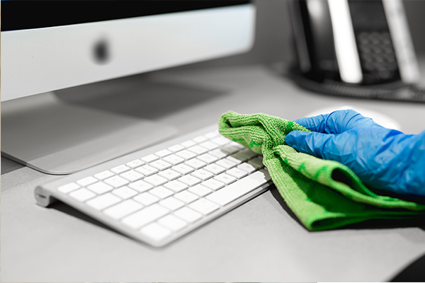 professional fulfilling a commercial cleaning service agreement